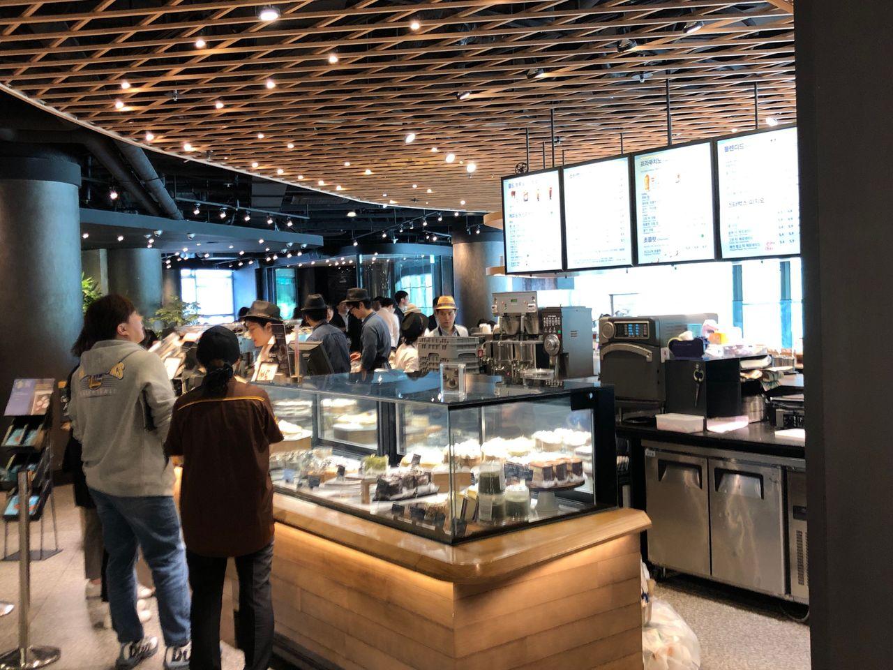 鐘路店內的星巴克飲品種類繁多，包括限量版飲品。